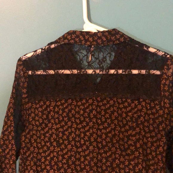 Women’s button down blouse. - Picture 2 of 2